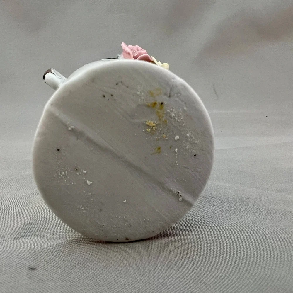 Unbranded Bud Vase Unisex Small White Excellent 3D Floral Scrolled Handles